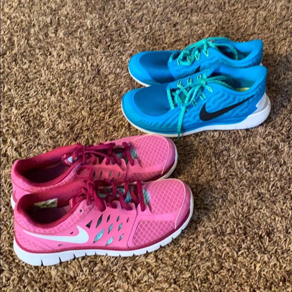 2 pairs of Nike sneakers